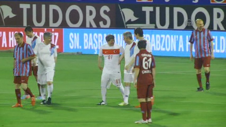 Başbakan Ahmet Davutoğlu eski Trabzonsporlu futbolcularla maç yaptı